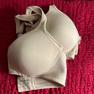 Vanity Fair Cream Bra with Molded Cups and Adjustable Straps